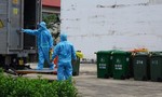 Những “chiến binh thầm lặng” thu gom rác thải trong khu cách ly ở Sài Gòn