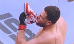 Clip võ sĩ MMA uống bia bằng giày sau khi hạ knock-out đối thủ