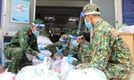 Hình ảnh Bộ đội trao nhu yếu phẩm tận nhà cho người dân TPHCM