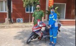 Công an quyên góp tặng xe máy mới cho nữ lao công bị cướp
