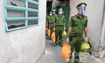 TPHCM: Lực lượng Công an miệt mài đưa gạo, rau củ đến tặng từng nhà dân