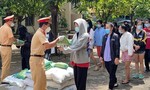 Đội CSGT Nam Sài Gòn hỗ trợ sinh viên khó khăn
