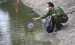 Hà Nội: Nhiều người vứt bỏ đồ thờ cúng xuống sông ngày Ông Táo về trời
