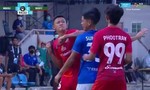 Pha ra đòn triệt hạ đối phương bằng cùi chỏ của cầu thủ Thái Lan