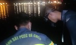 Cảnh sát CNCH TPHCM dầm mình dưới sông Cá Nhám tìm thiếu nữ mất tích