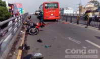 Xe khách Phương Trang cuốn 7 xe máy trên cầu vượt Cây Gõ