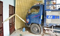 Xe tải lao lên vỉa hè tông vào nhà dân