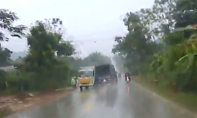 Clip: Chạy ẩu trong trời mưa, xe tải gây tai nạn kinh người
