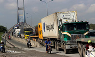 TP.HCM: Xe container gặp nạn dốc cầu Phú Mỹ, giao thông tê liệt