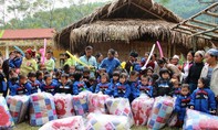 Trao 600 chăn ấm và áo mới cho học sinh nghèo miền núi