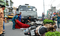 Xe bồn tông 3 xe máy dưới dốc cầu ‘tử thần’ ở Sài Gòn