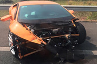 Siêu xe Lamborghini Huracan gặp tai nạn, nát đầu trên cao tốc