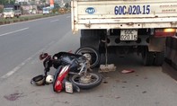 Xe máy đi sai làn đường tông vào đuôi xe tải, 3 người thương vong
