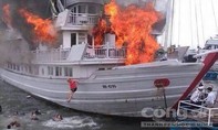 Hạ Long: Cháy tàu du lịch hàng chục du khách nhảy xuống biển thoát thân