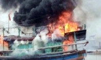 Một tàu cá cháy rụi trong lúc đang neo đậu tại cảng