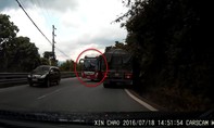 Clip: Xe khách vượt ẩu ép xe tải sụp lề trên đèo Bảo Lộc