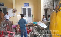 Xe tải đâm sập nhà dân, ba người nhập viện
