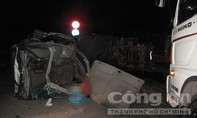 Hai container tông nát xe tải giữa đêm khuya, 2 người tử vong