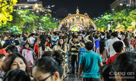 Hàng ngàn người tham quan Đường hoa Nguyễn Huệ 2017