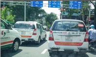Taxi truyền thống dán decal phản đối, đã vi phạm Luật cạnh tranh