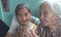 Cụ bà 90 tuổi bán vé số nuôi chị gái 95 tuổi