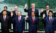 Các nhà lãnh đạo APEC không mặc trang phục truyền thống chụp ảnh lưu niệm