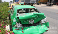 ‘Hung thần’ tông liên hoàn 2 taxi, tài xế đạp cửa tháo chạy
