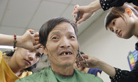 Bệnh nhân 'sướng rơn' vì được cắt tóc, gội đầu, cạo râu  miễn phí