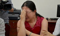 Mẹ của bé gái lớp 1 nghi bị xâm hại khóc ngất khi kể sự việc