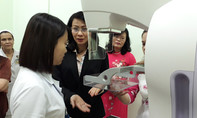 Lãnh đạo TP 'trải nghiệm' máy chụp nhũ ảnh kỹ thuật số chẩn đoán ung thư vú