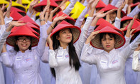 Hơn 3.000 áo dài đồng diễn tại Phố đi bộ Nguyễn Huệ