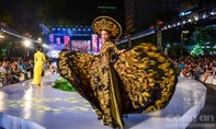 Hàng chục người đẹp trình diễn Áo dài tại Phố đi bộ Nguyễn Huệ