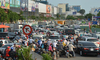 Đường vào sân bay Tân Sơn Nhất ‘tê liệt’, hành khách bỏ xe chạy bộ