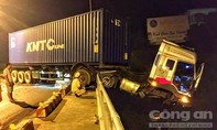 Xe container ‘vắt vẻo’ trên cầu Sêrêpốk, tài xế thoát chết