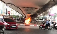 Thanh niên đốt xe máy khi bị CSGT bắt lỗi