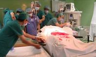 Nửa đêm phẫu thuật cứu bệnh nhân bị đâm thủng tim, phổi, dạ dày
