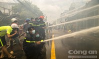 Hình ảnh lính cứu hỏa gồng mình chữa cháy dãy nhà ven sông Bảo Định