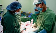Chào đời vào thời khắc đầu năm mới, em bé huơ tay chào bác sĩ