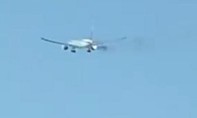Clip động cơ máy bay Boeing 777 chở gần 300 khách bốc cháy