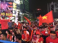 Hàng chục ngàn CĐV cuồng nhiệt tại phố đi bộ Nguyễn Huệ