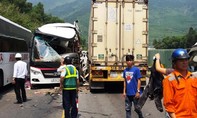 Xe khách tông xe container, ít nhất 13 người bị thương
