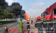 Cháy xe bồn chở nhiêu liệu ở Sài Gòn, cột khói cao hàng chục mét