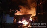 Cháy kinh hoàng nhà kho ở ven Sài Gòn (cập nhật)