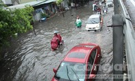 Hình ảnh người dân Sài Gòn khốn khổ trong cơn mưa lớn đầu mùa