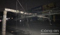 Hàng loạt cột điện bị kéo đổ ra đường ở Sài Gòn, mất điện diện rộng