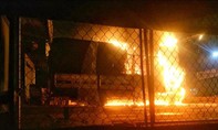 Hai xe tải cháy rụi trước cửa hàng đồ gỗ