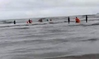 Du khách tắm biển lúc mưa to sóng lớn, 4 người chết, 2 người mất tích
