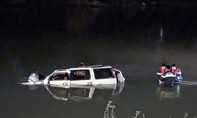 Ô tô húc xe máy trên cầu rồi rơi xuống sông, 5 người tử vong
