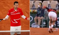 Djokovic cứu bóng trúng mặt trọng tài ở giải Roland Garros