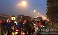 Kẹt xe kéo dài ở Sài Gòn trong cơn mưa
